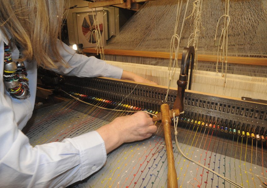 Satin-stitch loom with Jacquard mechanism
