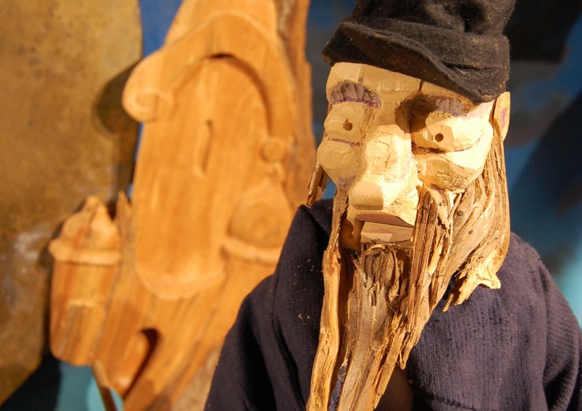 Mendel, the night watchman carved out of wood from «Chelm», a play by the puppet theatres Fährbetrieb, Herisau, and Pandora, Zürich, cuts an impressive figure