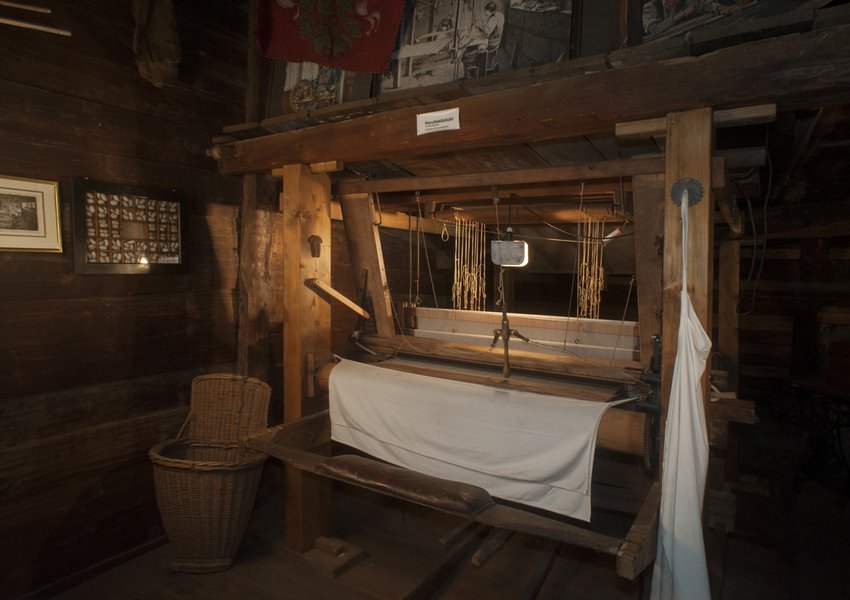 Seidengaze-Handwebstuhl, um 1900; Seidencocons von selbst gezogenen Seidenraupen