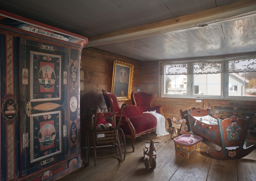 Bedchamber: wedding cupboard from Reute, cradle from Wolfhalden