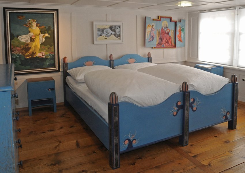Blaues Schlafzimmer von Johannes Hugentobler, um 1930. Die farbenfrohen und dekorativen Fassadenmalereien in der Hauptgasse gehen grossenteils auf ihn zurück.