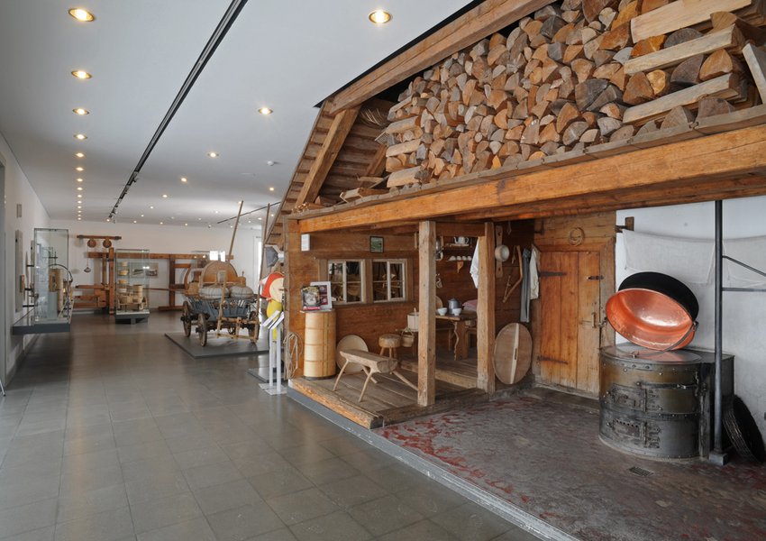 Urchige, über 100-jährige Alphütte; hier wird noch auf offenem Feuer Käse hergestellt